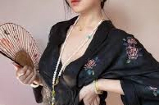 演员闫学晶发声明辟谣：多人凭空编造、传播其“偷税漏税”“与他人存在不正当关系”等不实消息已起诉；此前其因“哭穷”被多平台封禁